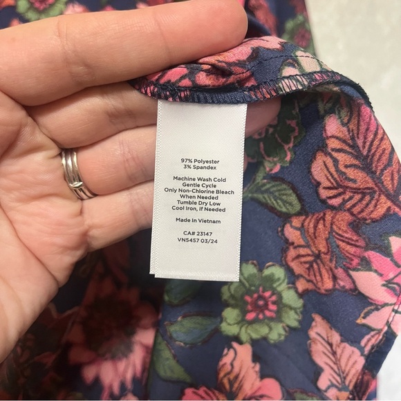 Talbots Soft Satin Charmeuse Top Stunning Floral Split Neck Long Cuffed Sleeve - Picture 10 of 10